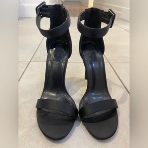 BLACK SANDAL HEELS SIZE 7